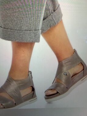 Eileen Fisher Metallic Gold Shimmer Sport Sneaker Sandals Size 8.5